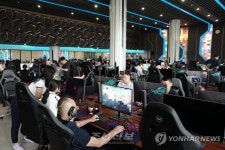 북한판 PC방 화성콤퓨터오락관을 이용하고 있는 주민들