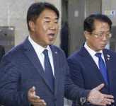 여야 의원 운영위에서 물리적 충돌 관련 기자회견 하는 이기헌 의원