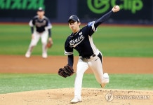 힘차게 공 던지는 한국 선발투수 오원석