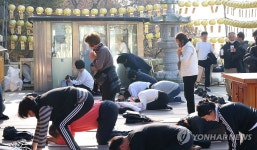 수능 앞두고 북적이는 보문사 마애석불 좌상 앞