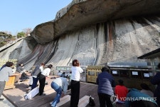 수능 앞두고 북적이는 보문사 마애석불 좌상 앞