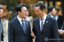 정청래 대표와 대화하는 김민석 총리