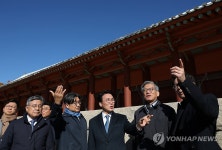 ‘종묘 앞 고층건물’ 위치 확인하는 국무총리