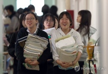 두 손 가득 공부의 무게…수능 앞둔 후련한 책거리