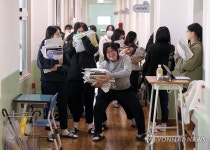 12년 공부의 무게…책거리하는 수험생 익살