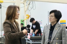 원민경 장관, 오창 과학산업단지 조직문화 우수기업 방문