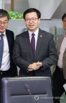 입장하는 여한구 통상교섭본부장