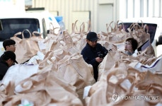 올해 수확한 벼 살펴보는 광주 북구
