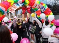 레드카펫 위 수능대박 종소리…광주 설월여고 응원전 눈길