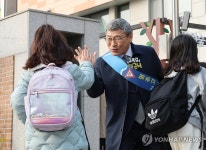 정근식 서울시교육감, 양원숲초에서 아침 등교 맞이