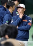 한국과 경기 앞둔 이바타 일본 야구 감독 감독