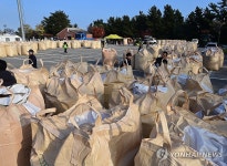 공공비축미 건조벼 수매…강릉 강북공설운동장
