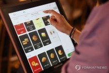 스타벅스 키오스크 이용하는 시민