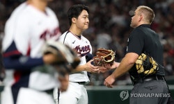 장비 점검 받는 정우주