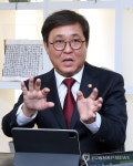 인터뷰하는 최휘영 문체부 장관