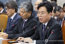 2026년도 예산 관련 질의에 답하는 김영훈 고용노동부 장관