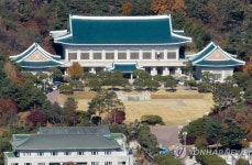 임박한 청와대 이사…본관 앞에 늘어선 차량 행렬