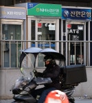 다시 3%대 은행 금리 경쟁 불붙어…정기예금 이달 9조 증가