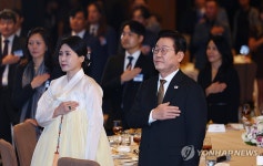 국기에 경례하는 이재명 대통령 부부