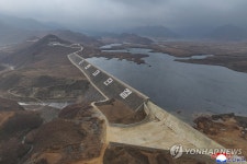김정은, 당대회 앞 연일 경제현장 찾아…강원도 발전소 준공
