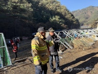 인제 산불 현장 살피는 오승훈 강원소방본부장