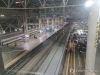 서울역서 출발 대기하던 KTX 열차서 연기…승객 350명 환승