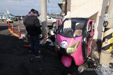 사고 현장 정리하는 렌터카 업체 관계자