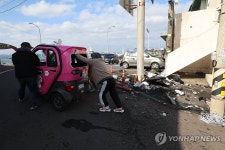 사고 현장 정리하는 렌터카 업체 관계자