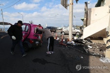 사고 현장 정리하는 렌터카 업체 관계자