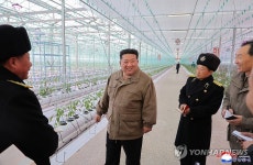 김정은, 완공 앞둔 신의주 온실농장 방문