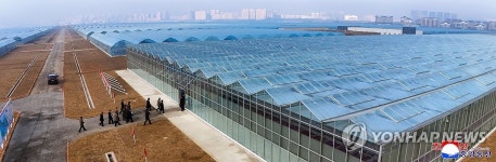 김정은, 완공 앞둔 신의주 온실농장 방문