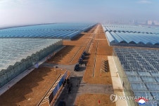 김정은, 완공 앞둔 신의주 온실농장 방문