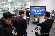 국내 화장품 ODM 기업 찾은 김민석 총리