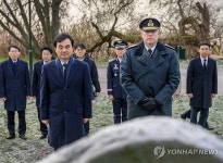 안규백 장관, 스웨덴 6.25전쟁 참전비 참배