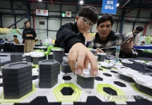 아빠와 아들의 협동 놀이