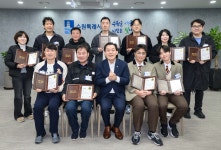 차에 깔린 초등생 구한 시민들…수원시, 11명에게 표창