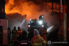 서귀포 토평공단 야적장 화재 공장 건물로 번져…대응 1단계(종합)