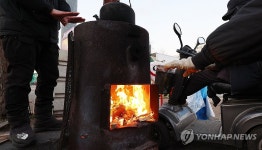 강추위에 몸 녹이는 상인들