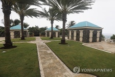 벽에 걸린 가면…성범죄 온상 엡스타인 저택 사진·영상 공개