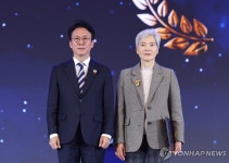 김민석 총리, 제62회 무역의 날 기념식 유공자 포상