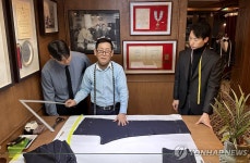 제자들과 포즈 취한 백운현 명장