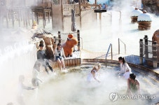 한파 속 즐기는 야외 스파