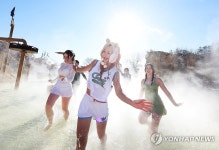 한파 속 즐기는 야외 스파