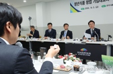 식품창업기업 간담회, 제품설명 듣는 김민석 총리