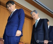 묵념하는 조희대 대법원장