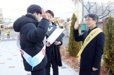 천창수 울산교육감, 중학교 등굣길서 학폭 예방 홍보 활동