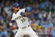 Giants acquire two new foreign pitchers, re-sign outfielder Reyes for 3rd season