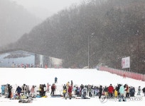 폭설 속 붐비는 스키장