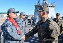 장병 격려하는 진영승 합참의장