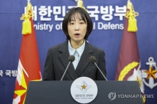 브리핑하는 정빛나 국방부 신임 대변인